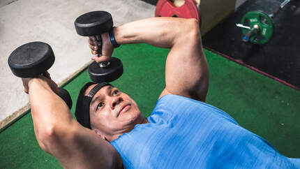 French Press Übung für einen massiven Trizeps MEN S HEALTH