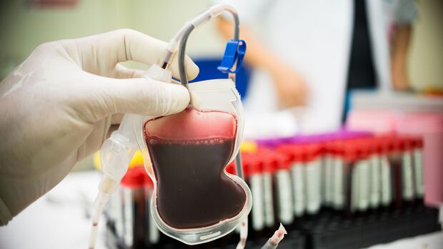 . In Deutschland werden täglich etwa 15.000 Blutspenden benötigt