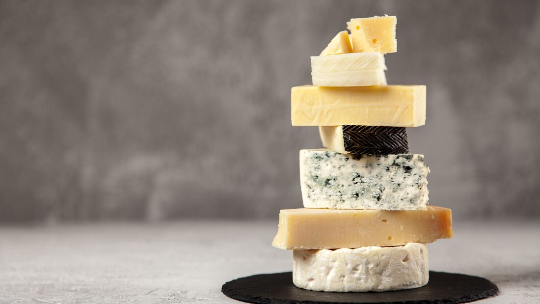 100 Gramm Käse (z.B. Camembert, Gouda oder Emmentaler) liefern um die 0,5 Mikrogramm Vitamin D