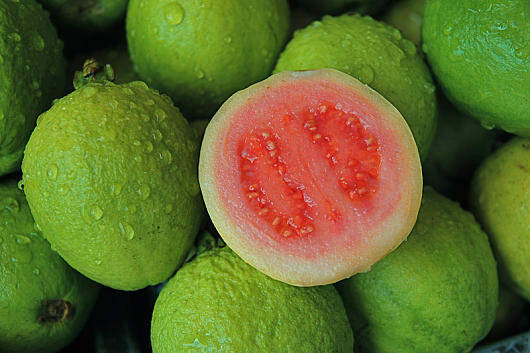 100 g Guaven liefern 273 Milligramm Vitamin C