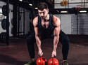 Achte beim Kettlebell Swing stets auf einen geraden Rücken