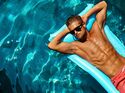 Achtung Sonnenbrand-Gefahr: Wasser und Sand reflektieren UV-Strahlen und erhöhen so die UV-Belastung