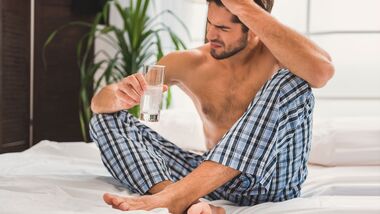 Aspirn hilft gegen Kopfschmerzen, verlangsamt aber den Alkoholabbau