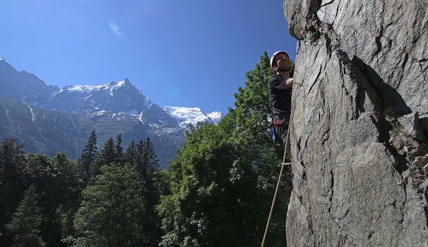 Atemraubender Start ins Felsklettern: das Arve-Tal, direkt gegenüber die Gletscher der Aiguille du Midi