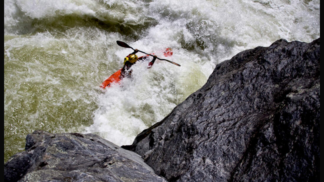 Mit dem WildwasserKajak flussabwärts MEN'S HEALTH