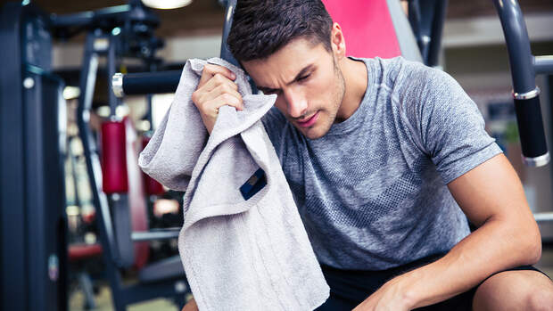 Auf ein schweißtreibendes Training solltest du vorerst im Gym verzichten
