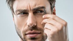 Augenbrauen zupfen für Männer: So geht's