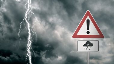 Autofahren bei Gewitter kann blitzschnell zu einer gefährlichen Angelegenheit werden
