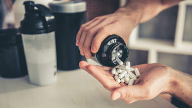 BCAA-Supplements sind meistens in Pulver- oder Kapselform erhältlich. Es gibt sie sogar als Trinkampulle oder Kaubonbon