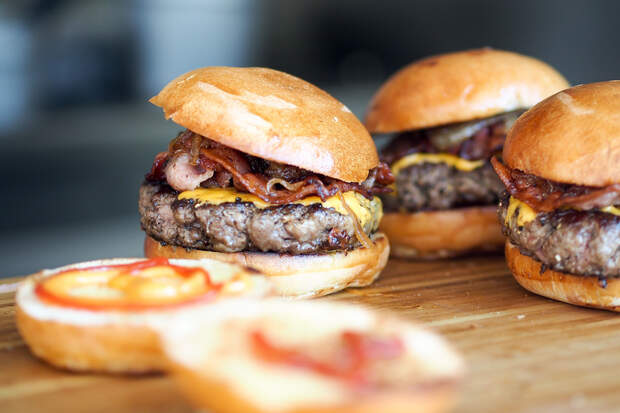 Bacon gibt dem Burger einen rauchigen Geschmack