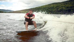 Beim Wakeboarden steht der Fahrer seitlich zur Fahrtrichtung auf dem Brett