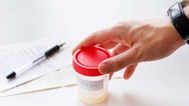 Bevor man Spermien spendet, schließt man einen Vertrag mit einer Samenbank