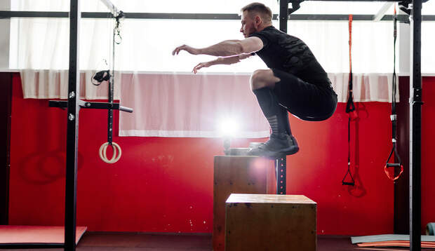 Box-Jumps sind beim HIIT sehr beliebt