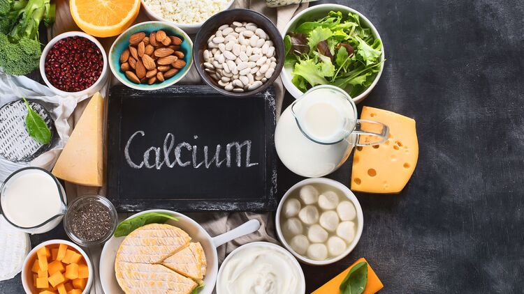 Calcium steckt vor allem in Milch und Milchprodukten, doch auch in einigen Gemüse- und Obstsorten