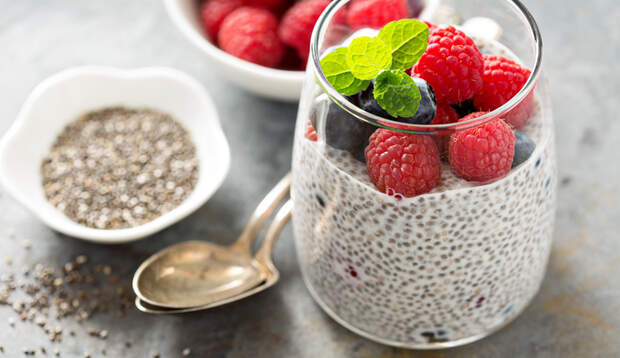 Chiapudding mit Beeren