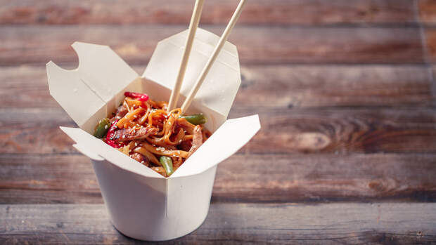 Chinesische Nudeln können durch süß-sauer-Soße und frittiertes Hühnchen schnell zur Kalorienfalle werden