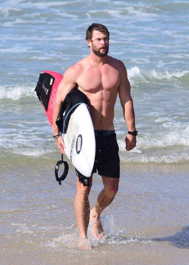 Chris Hemsworth beim Surfen