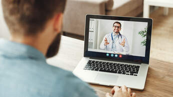 Dank Telemedizin kann man einen Arzt online konsultieren, ohne sich der Gefahr einer Ansteckung im Wartezimmer auszusetzen