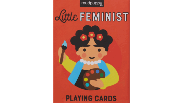 Das Bild zeigt die Verpackung des Kartenspiels "Little Feminist". Zu sehen ist eine Frau mit einem Pinsel  und einer Farbpalette in der Hand.