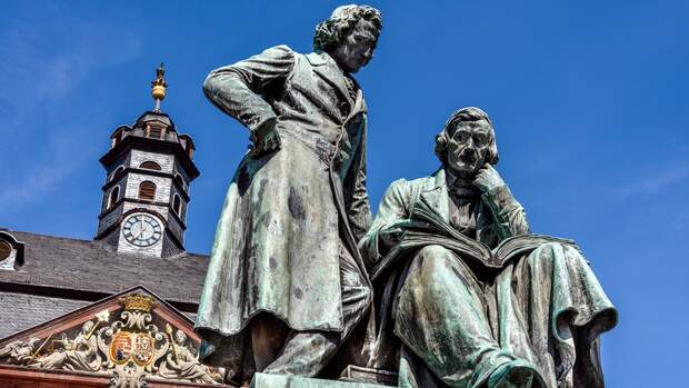 Das Brüder-Grimm-Denkmal in Hanau. Hier liegt der Startpunkt der Tour auf der Deutschen Märchenstraße