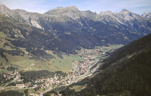Das Dörfchen St. Anton mit Blick auf die Berge