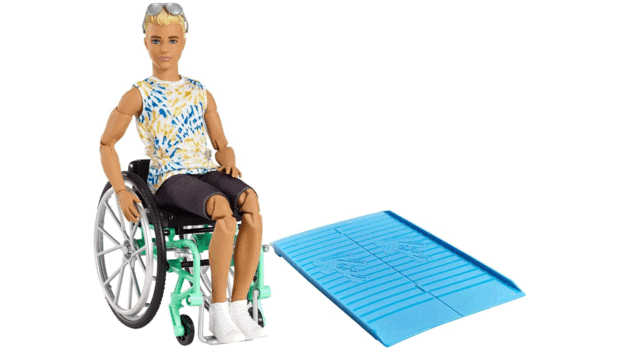 Das Foto zeigt Ken, den Freund von Barbie, in einem Rollstuhl sitzend. 