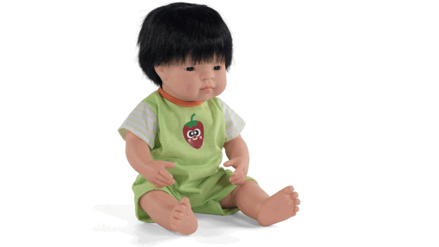 Bức ảnh chụp một con búp bê đồ chơi nam châu Á. 