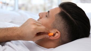 Das Schlafen mit Ohrstöpseln kann einen Gewöhnungseffekt bewirken