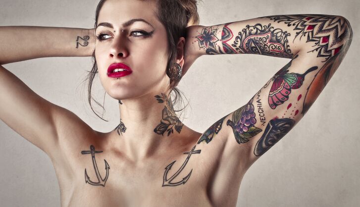Tattoos bei frauen brust Brust Tattoos