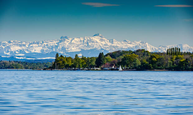 Der Bodensee ist ein 63 km langer See im Alpenvorland zwischen Deutschland, Österreich und der Schweiz