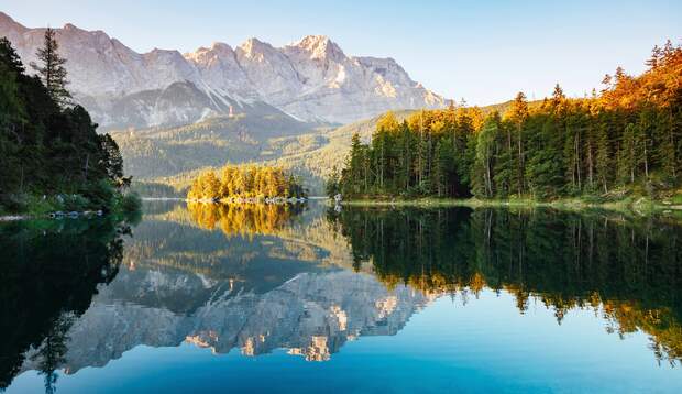 Der Eibsee liegt 9 km südwestlich von Garmisch-Partenkirchen entfernt