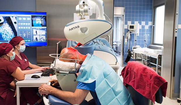 Der Haartransplantations-Roboter bei der Arbeit an den Haarfollikeln
