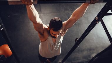 Der Muscle-up kombiniert die Übungen Klimmzug und Dip