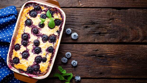 Der Quarkauflauf mit Beeren enthält nicht nur viel Protein, er schmeckt auch lecker fruchtig