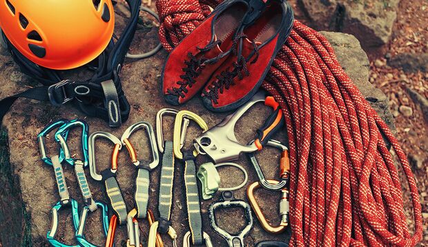 Die Ausrüstung fürs Felsklettern: Helm, Expressschlingen, Seil, Extrakarabiner