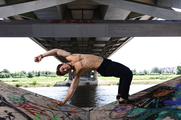 Die Brücke unter der Brücke – Tim Böttner trainiert seine Mobilität an den unterschiedlichsten Orten