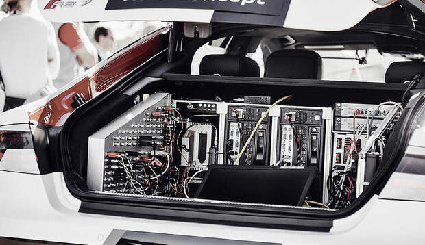 Die Elektronik der Rechner verarbeite Daten und Sensoren in Echtzeit und müssen wegen der Größe noch im Kofferraum Platz nehmen. Wie hier im Audi Modell R7.