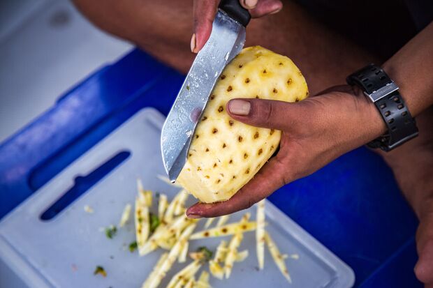 Die Thailänder schälen die Ananas zuerst und schneiden sie dann