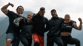Die fünf Influencer Tim Stammberger, Paul Unterleitner, Kathrin Kunz, Viktoria Fischer und Niko Griesert posieren vor den Himalaya