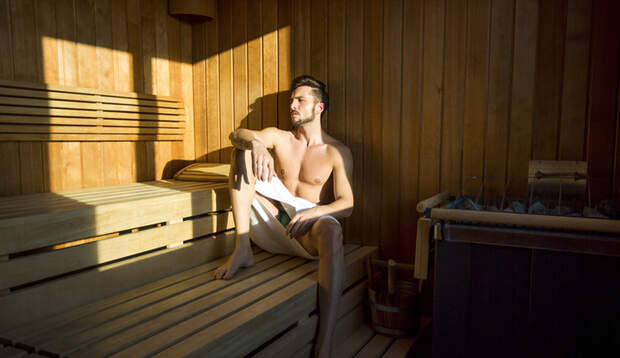 Die letzten drei Minuten in der Sauna sollten Sie sitzend verbringen