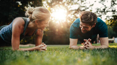 Die spaßigsten Fitnessspiele für drinnen und draußen