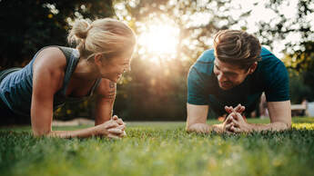 Die spaßigsten Fitnessspiele für drinnen und draußen