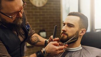 Diese Bartfrisuren sind jetzt angesagt / Frühjahr 2024 / Prostock-Studio / Getty Images