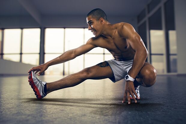 Durch ein Pre-Workout-Stretching bleiben Kraftsportler flexibel.
