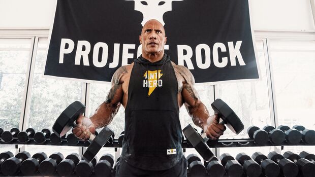 Dwayne Johnson alias The Rock in seiner Under Armour-Kollektion beim Training.