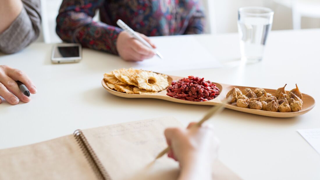 Ein Meeting mit gesunden Snacks verspricht produktiv zu werden