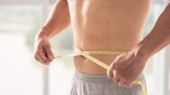 Ein flacher Bauch ist ideal für deine Gesundheit: Je geringer der Bauchumfang, desto geringer das Risiko für Herz-Kreislauf-Erkrankungen und Diabetes