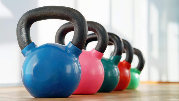 Eine Kettlebell oder Kugelhantel funktioniert anders als eine typische Hantel
