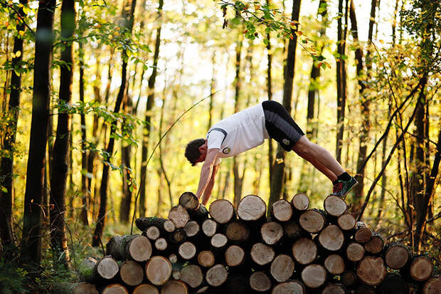 Eine Menge Holz: Outdoor-Fitness trainiert Ihre Koordination, Balance, Kraft – und das Immunsystem