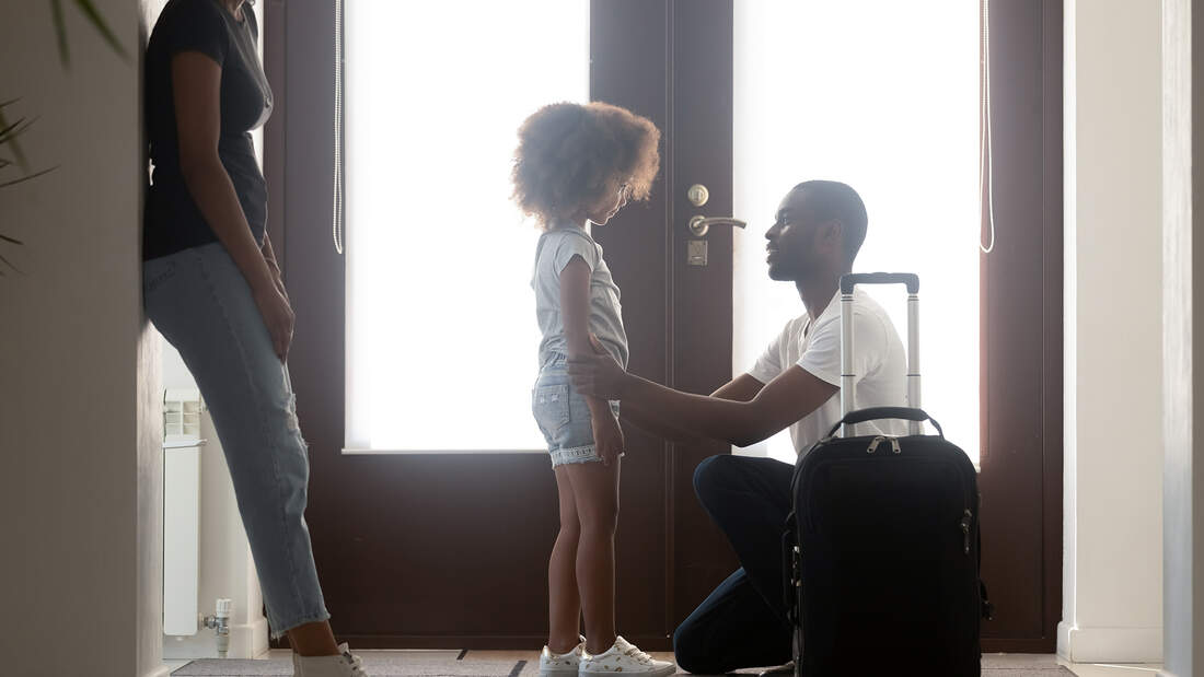 Eine Woche zu Mama, eine Woche zu Papa: Beim Wechselmodell betreuen getrenntlebende Eltern zu gleichen Teilen 